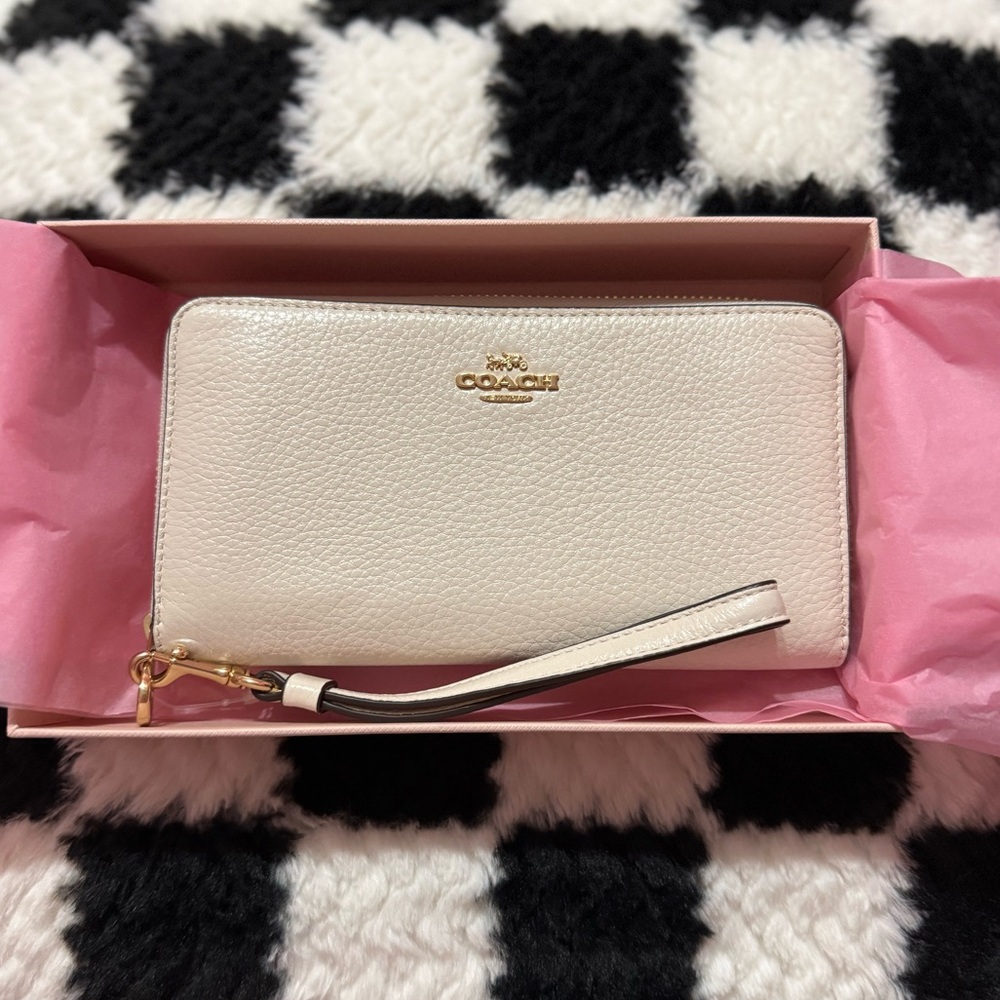 NWT Coach Clutch Wristlet
